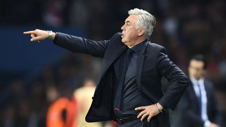Carlo Ancelotti sempat geram dengan insiden rasisme yang menimpa Kalidou Koulibaly. Copyright: © fcbayern.com
