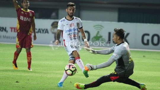 Tendangan pemain Bali United, Stefano Lilipaly (tengah) digagalkan kiper Bhayangkara FC, Awan Setho (kanan). Copyright: © INDOSPORT/Herry Ibrahim