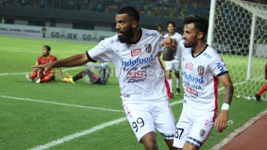 Selebrasi pemain Bali United, Sylvano Domunique Comvalius dan Stefano Lilipaly usai mencetak gol kedua. Copyright: © INDOSPORT/Herry Ibrahim