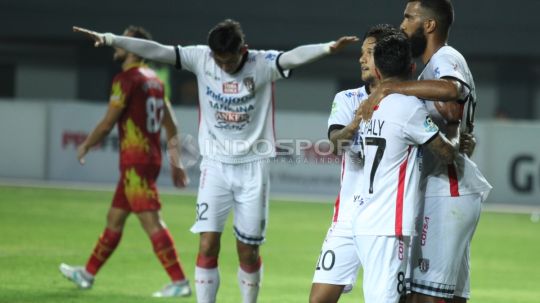 Selebrasi para pemain Bali United atas gol kedua yang dicetak Sylvano Domunique Comvalius lewat titik penalti. Copyright: © INDOSPORT/Herry Ibrahim