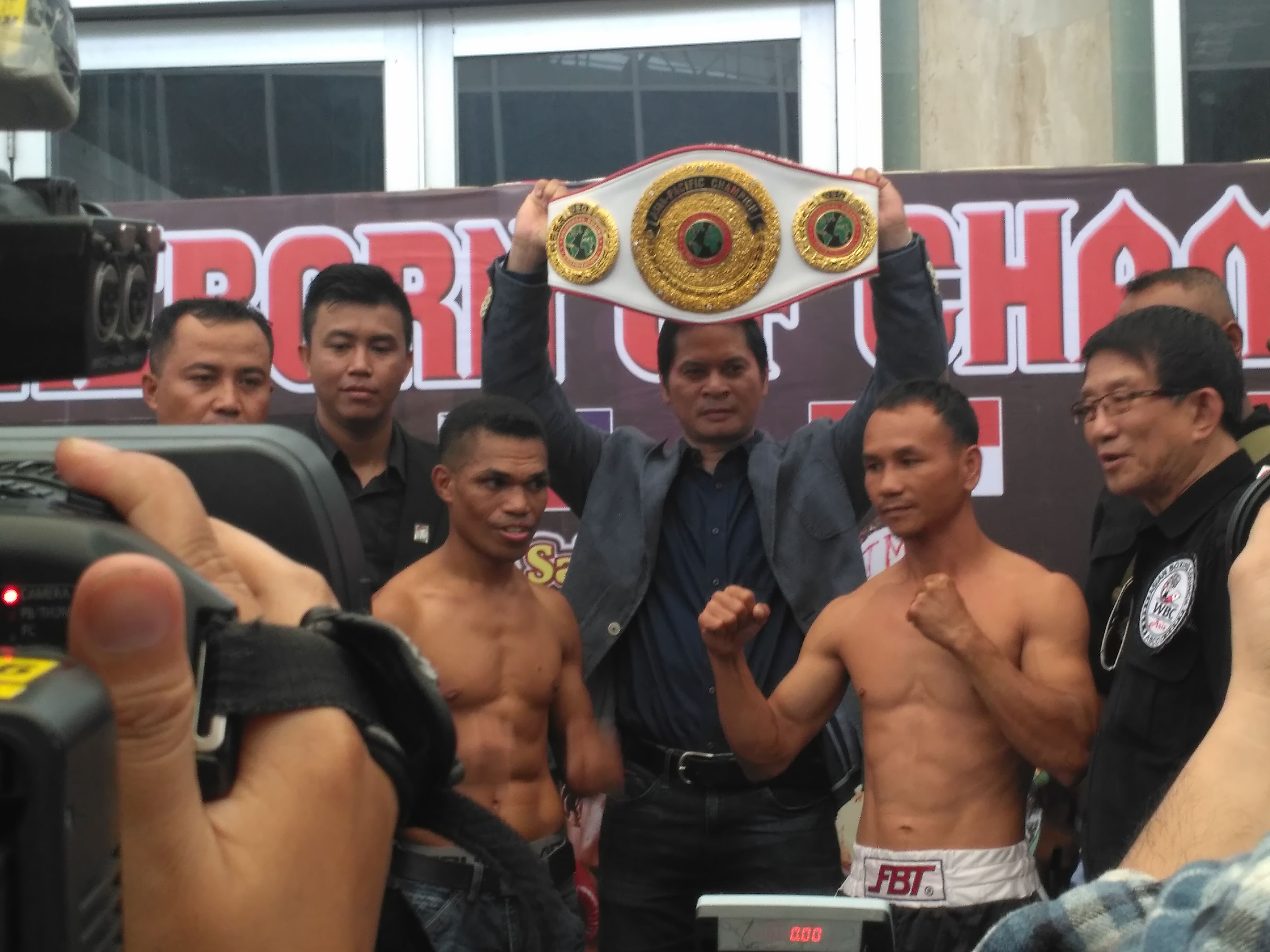 Petinju Indonesia dam Thailand siap bertarung di Reborn of Champions. Copyright: © INDOSPORT/Petrus Manus D'Yerrimon