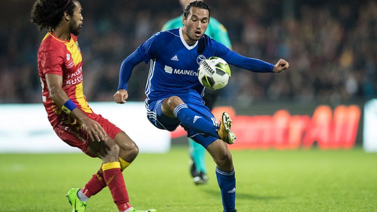 Aksi Ezra Walian saat membela Almere City melawan Go Ahead Eagles. Copyright: © Almere City