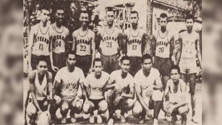 Pierre Tendean (nomor punggung 21) saat memperkuat Tim Basket ATEKAD. Copyright: &copy; wattpad.com