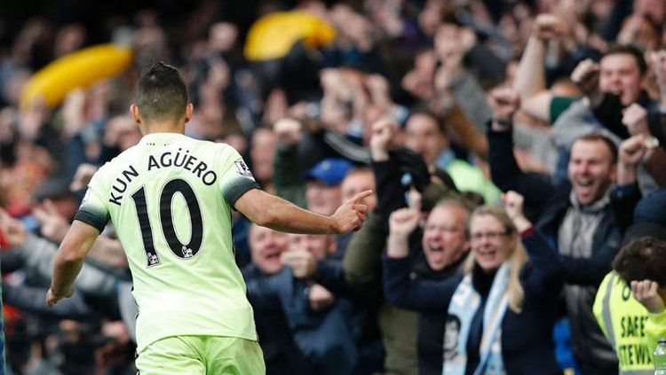 Aguero melakukan selebrasi setelah sukses memberondong tiga gol ke gawang Chelsea. Copyright: © Getty Images