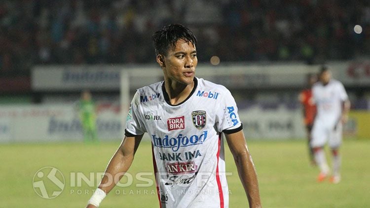 Bek Bali United, I Made Andhika Wijaya, memahami kebijakan yang diambil manajemen klub terkait gaji pemain. Copyright: © INDOSPORT/Rudi Khaizan