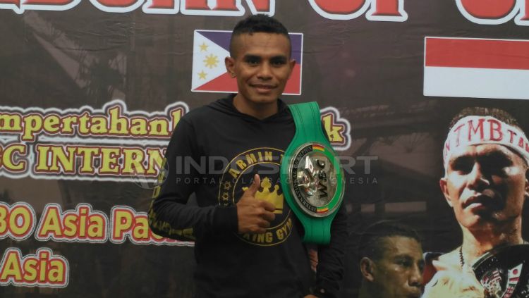 Tibo Monabesa optimis kalahkan Omari Kimweri di perebutan gelar juara kelas terbang IBO. Copyright: © Petrus Manus Da Yerimon/INDOSPORT