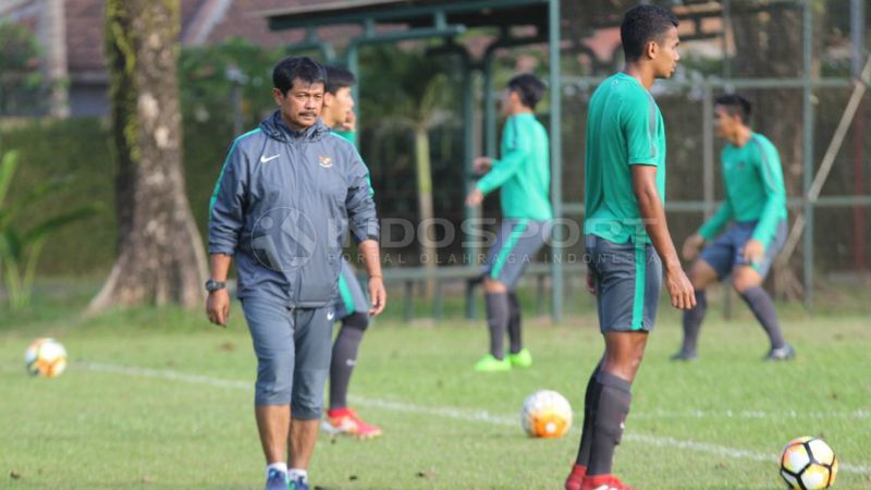 Indra Sjafri dan Timnas U-19 saat melakoni latihan. Copyright: © Petrus Manus Da Yerimon/INDOSPORT