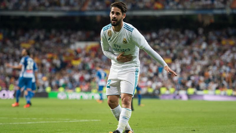 Isco memberikan penghormatan kepada pendukung Real Madrid, sebagai bentuk selebrasinya. Copyright: © INDOSPORT