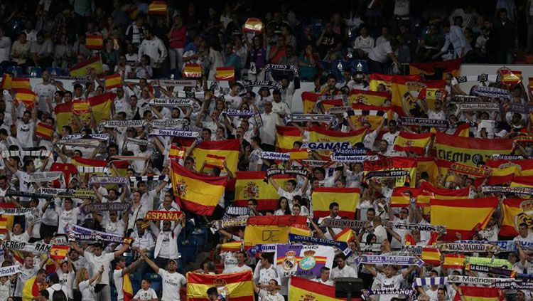 Pendukung Real Madrid kibarkan bendera Spanyol. Copyright: © The Sun