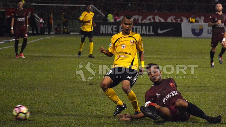 Riko SImanjuntak dan kawan-kawan dibantai 4 gol tanpa balas oleh PSM Makassar. Copyright: © INDOSPORT/Taufik Hidayat
