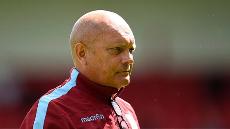 Asisten pelatih Aston Villa, Ray Wilkins. Copyright: © INDOSPORT