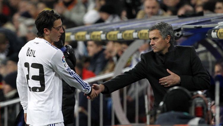 Mesut Ozil dan Jose Mourinho saat masih memperkuat Real Madrid. Copyright: © INDOSPORT