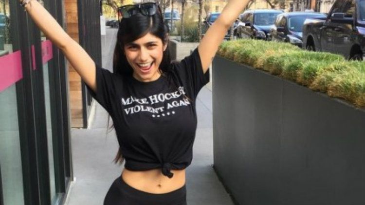 Mia Khalifa tetap berolahraga di rumah meski pandemi virus corona tengah melanda. Copyright: © IDN Times