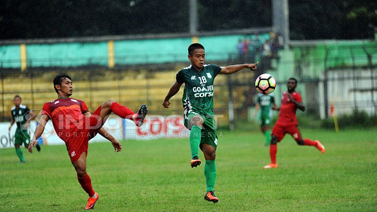 Duel pemain PSMS Medan dan Persibat Batang. Copyright: © INDOSPORT/Kesuma Ramadan