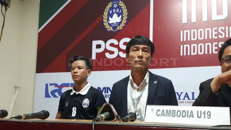 Konferensi Pers Pelatih Kamboja, Kazunori Inoue, Usai Lawan Timnas U-19. Copyright: © Petrus Manus Da'Yerimon/INDOSPORT