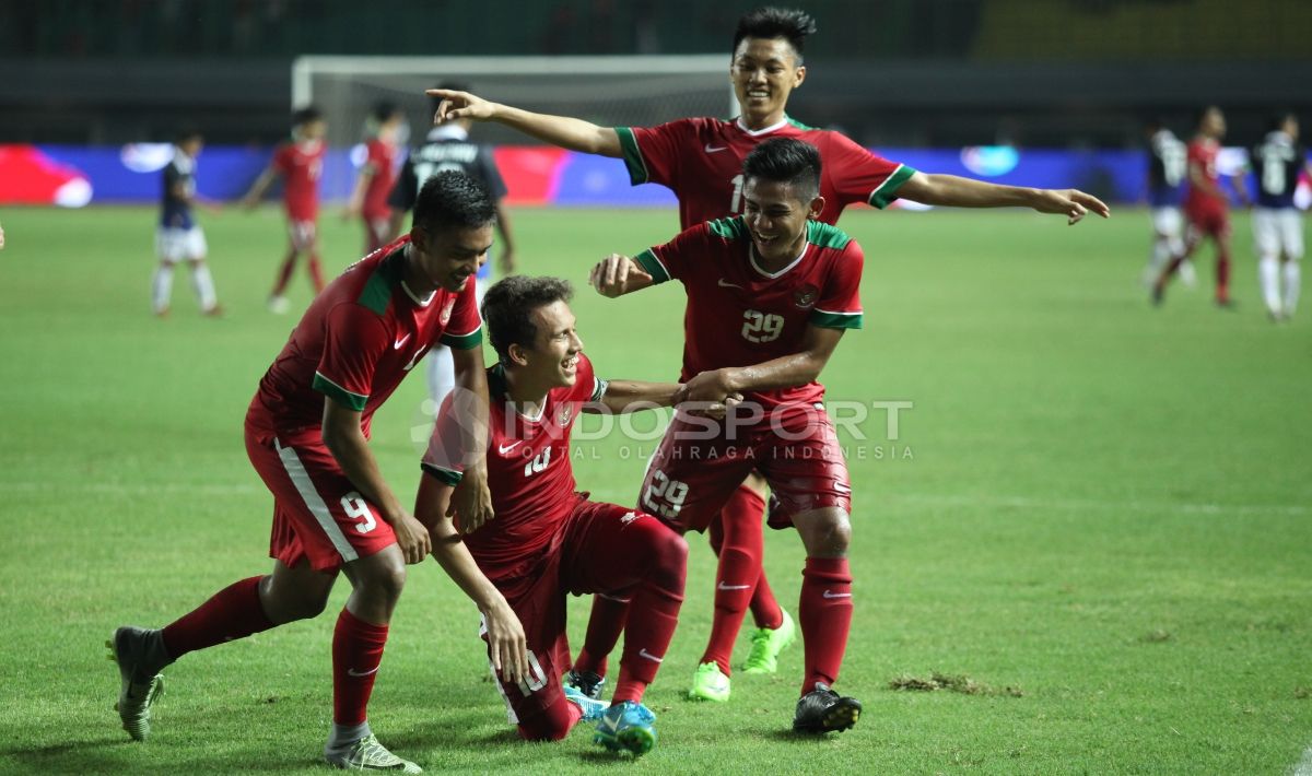 Selebrasi para pemain Timnas U-19 usai gol kedua yang dicetak Egy Maulana Vikri. Copyright: © Herry Ibrahim/INDOSPORT