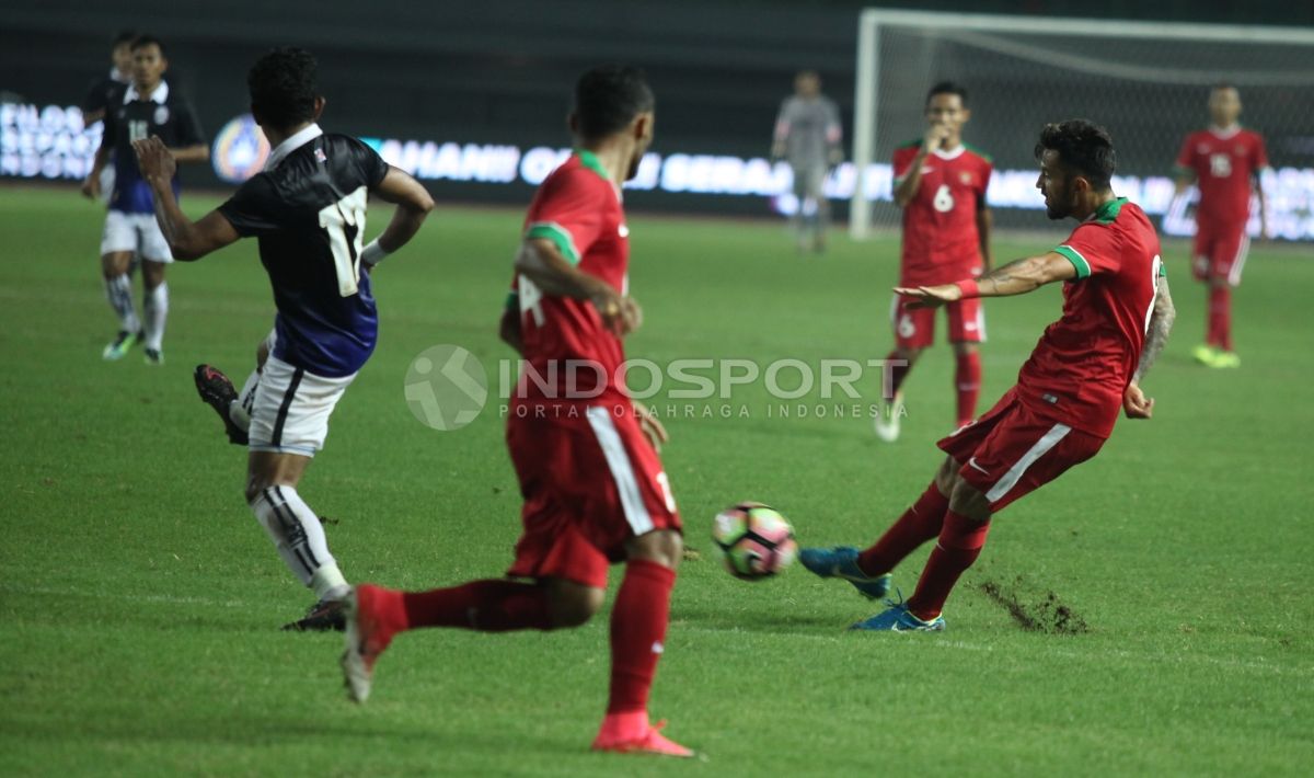 Usaha dari Stefano Lilipaly untuk membobol gawang Kamboja.  INDOSPORT/Herry Ibrahim Copyright: © INDOSPORT/Herry Ibrahim