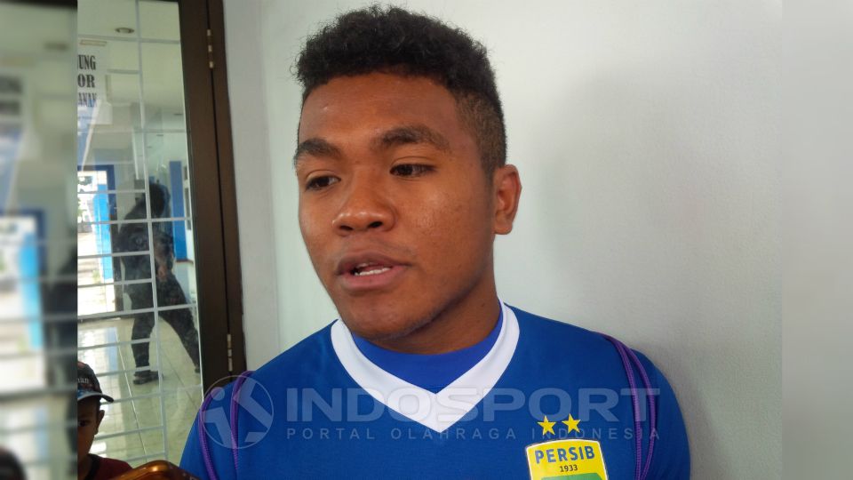 Billy Keraf hingga saat ini belum mendapatkan kepastian dari manajemen klub perihal masa depannya di Persib Bandung. Copyright: © Arif Rahman/INDOSPORT