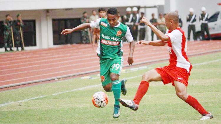 Pandi Lestaluhu (kiri) saat mengontrol dari pemain PSM Makassar. Copyright: © Foto: GTS