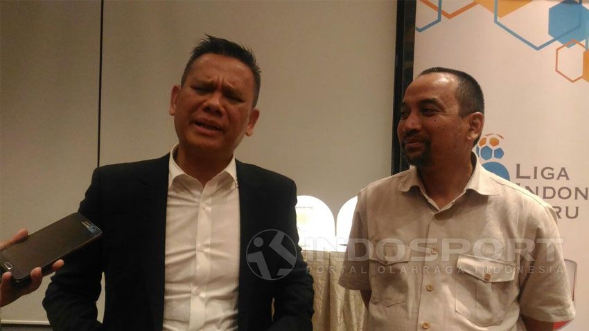 Berlington Siahaan dan Risha Widjaya saat memberikan konperensi pers usai rencana mogok 15 klub Liga 1. Copyright: © Zainal Hasan/Soicaumienbac.cc