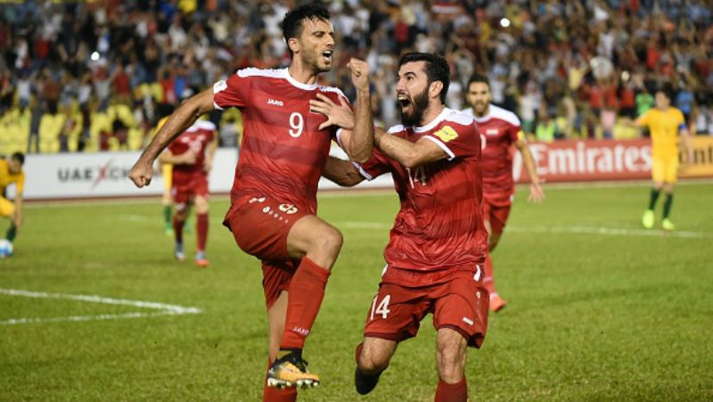 Omar Al Somah melakukan selebrasi pasca mencetak gol penyama kedudukan kontra Australia. Copyright: © INDOSPORT