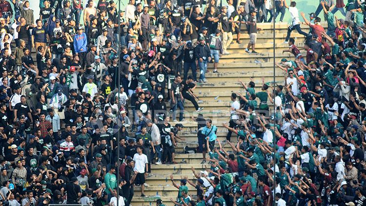 Para pendukung setia PSS Sleman. Copyright: &copy; INDOSPORT/Prima Pribadi