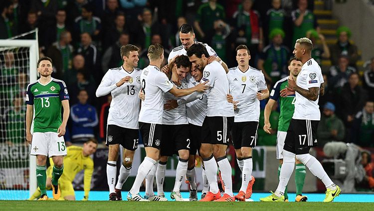 Selebrasi para pemain Jerman usai membobol gawang Irlandia Utara. Copyright: © DFB