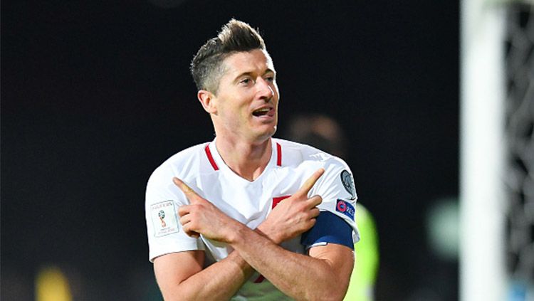 Robert Lewandowski berselebrasi usai mencetak gol untuk Timnas Polandia. Copyright: © INDOSPORT