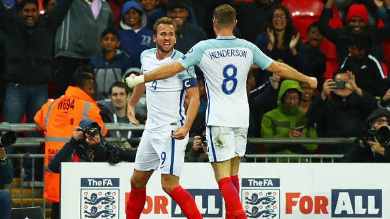 Selebrasi Harry Kane pasca mencetak gol kemenangan Inggris. Copyright: © INDOSPORT