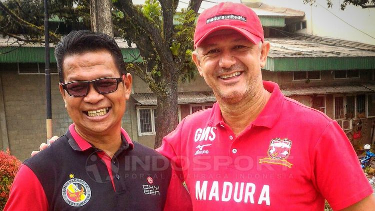 Caretaker Semen Padang, Delfi Adri (kiri) dan pelatih Madura United, Gomes de Olivera. Copyright: © Taufik Hidayat/INDOSPORT