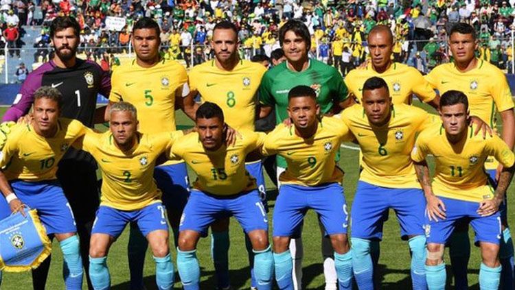 Striker Bolivia, Marcelo Martins Moreno (baju hijau) foto bareng skuat Brasil. Copyright: © BBC