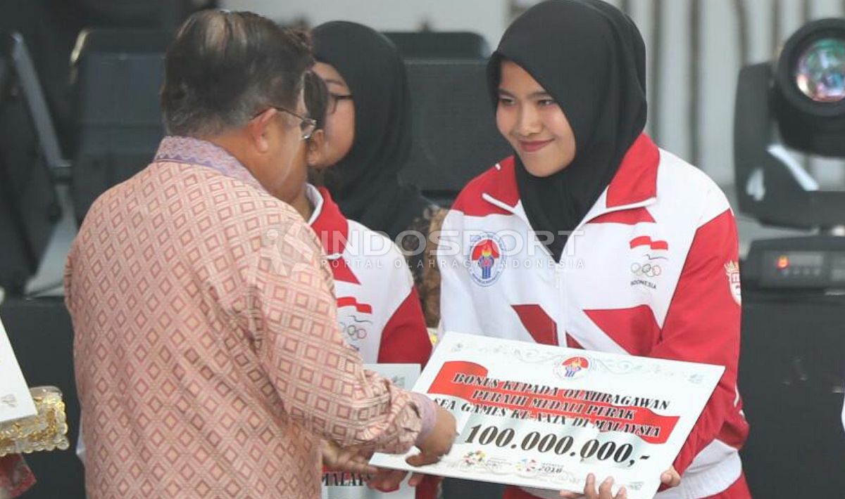Dalam acara ini juga terdapat prosesi penyerahan bonus kepada atlet peraih medali SEA Games dan Asean Para Games 2017 lalu. (INDOSPORT/Herry Ibrahim) Copyright: &copy; INDOSPORT/Herry Ibrahim
