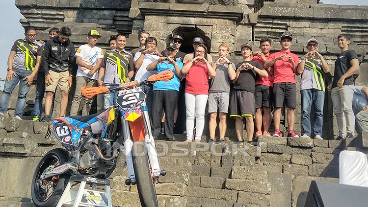 Seluruh perangkat tim ISC 2017 berpose bersama di Candi Singhasari. Copyright: © Ian Setiawan/INDOSPORT