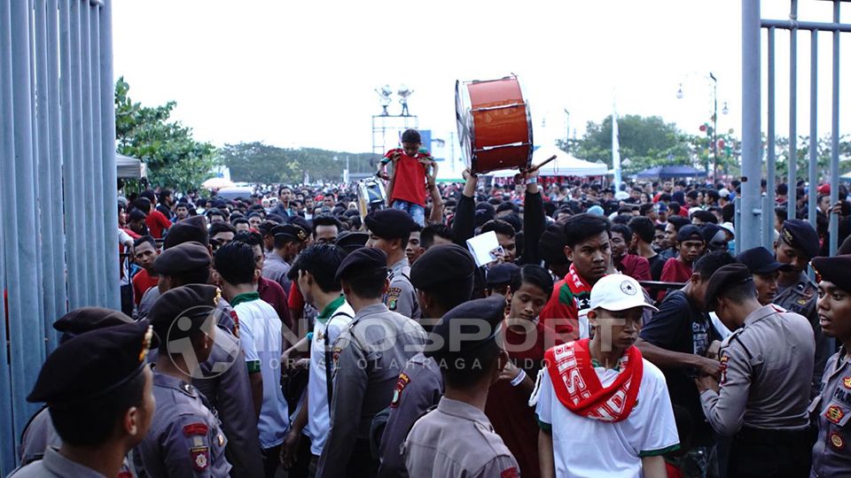 Pendukung Timnas U-19 mulai banjiri stadion. Copyright: &copy; Hery Ibrahim/Indosport