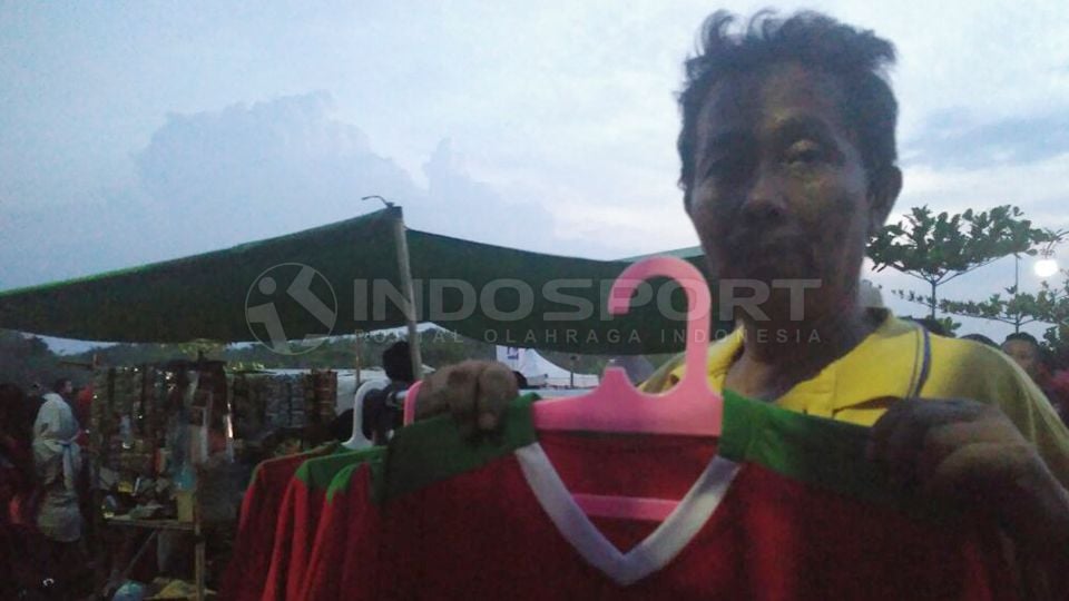 Pedagang jersey di Stadion Wibawa Mukti raup untung saat laga Timnas Indonesia vs Thailand Copyright: © INDOSPORT