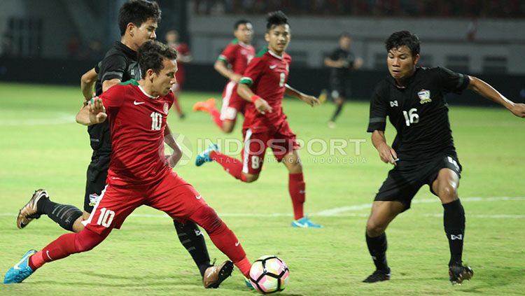 Aksi Egy Maulana Vikri berjibaku dengan pemain Timnas Thailand U-19. Copyright: © INDOSPORT/Herry Ibrahim