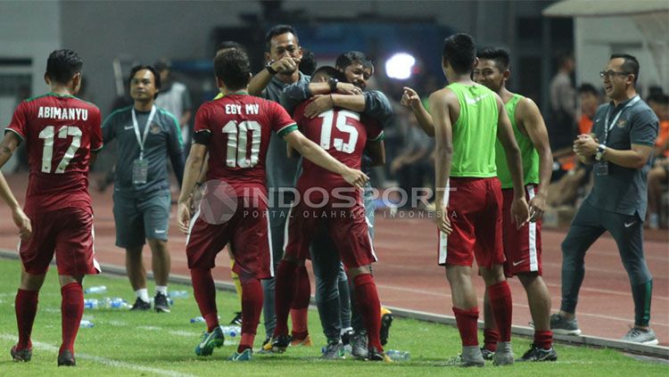 Saddil Ramdani berpelukan dengan Indra Sjafri. Copyright: © INDOSPORT/Herry Ibrahim