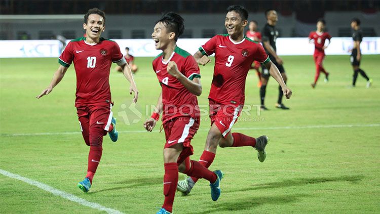 Pemain Timnas U-19 berselebrasi. Copyright: © INDOSPORT/Herry Ibrahim