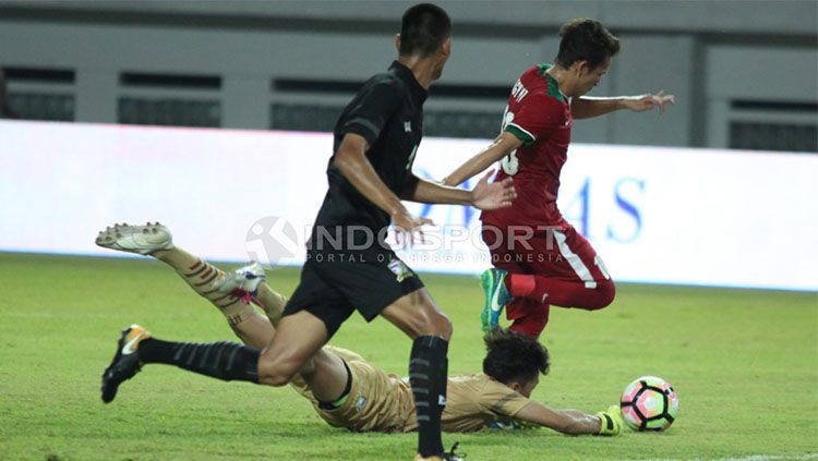 Pemain Timnas U-19 berjibaku dengan Timnas Thailand U-19. Copyright: © INDOSPORT/Herry Ibrahim