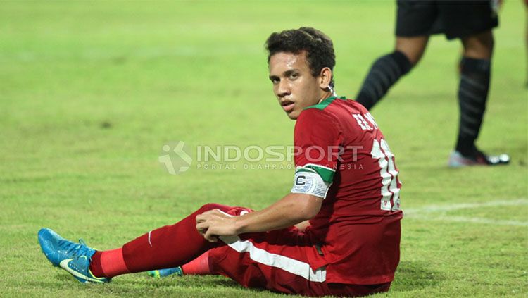 Egy Maulana Vikri tengah duduk di lapangan hijau. Copyright: © INDOSPORT/Herry Ibrahim