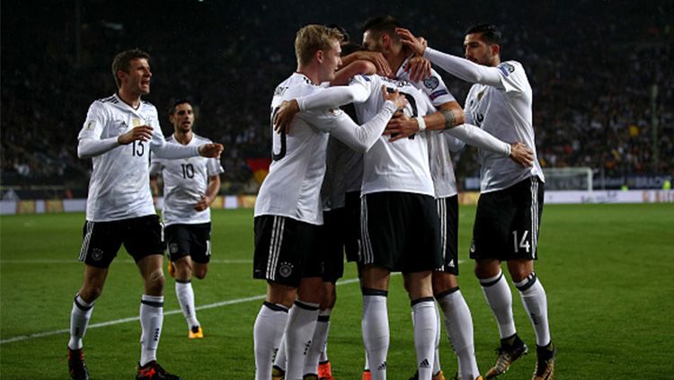 Para pemain Timnas Jerman berselebrasi usai Leon Goretzka mencetak gol. Copyright: © INDOSPORT