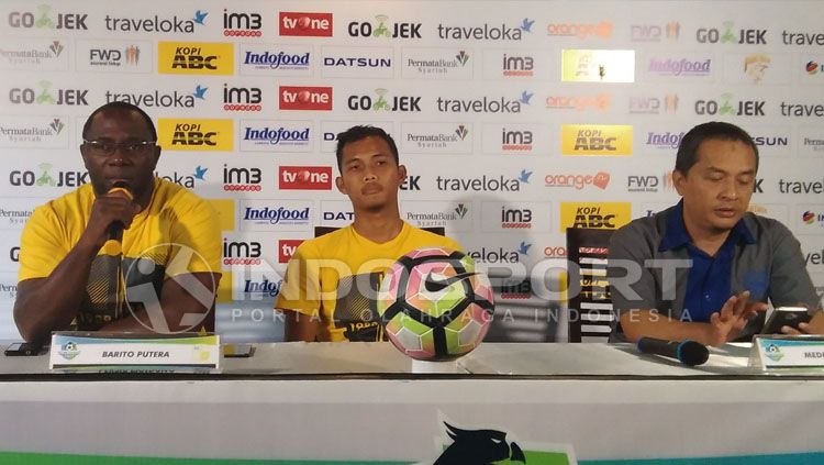 Jacksen F Tiago (kiri) saat konferensi pers jelang laga melawan Persib Bandung. Copyright: © INDOSPORT/Gita Agiet