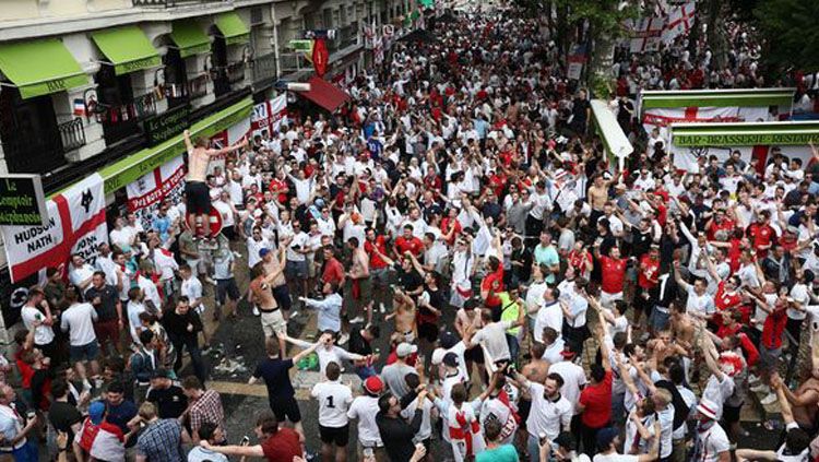 Fans Timnas Inggris saat mendukung negaranya di Piala Dunia 2018. Copyright: © Mirror