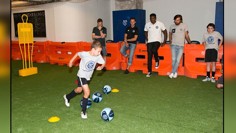 Andrea Pirlo (baju putih) saat ambil bagian dalam coaching clinic di New York City FC. Copyright: &copy; INDOSPORT