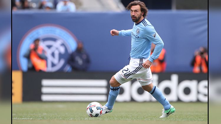 Andrea Pirlo saat masih aktif membela New York City FC. Copyright: © INDOSPORT