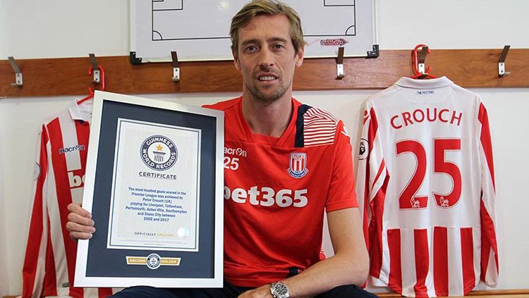 Peter Crouch catatkan dirinya di Guinness Book of Records. Copyright: © Telegraph