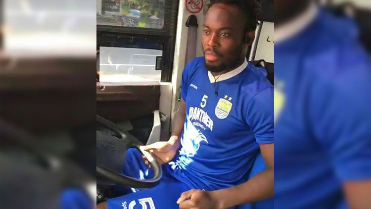 Aksi Michael Essien saat mencoba menjadi supir bus. Copyright: © Intagram @zonapersib