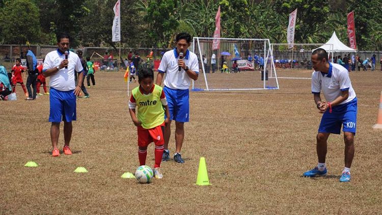 Ibnu Jamil bersama Kurniawan Dwi Yulianto di ayasan Olahraga Anak Nusantara (YOAN). Copyright: &copy; yoanfoundation.org