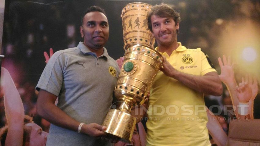 Karl-Heinz Riedle (kanan). Copyright: © Zainal Hasan/Indosport.com