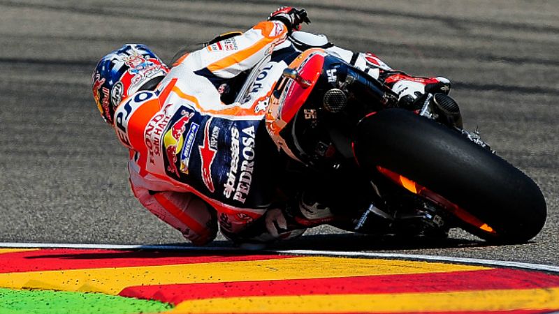 Marc Marquez saat belok di tikungan miring. Copyright: © INDOSPORT